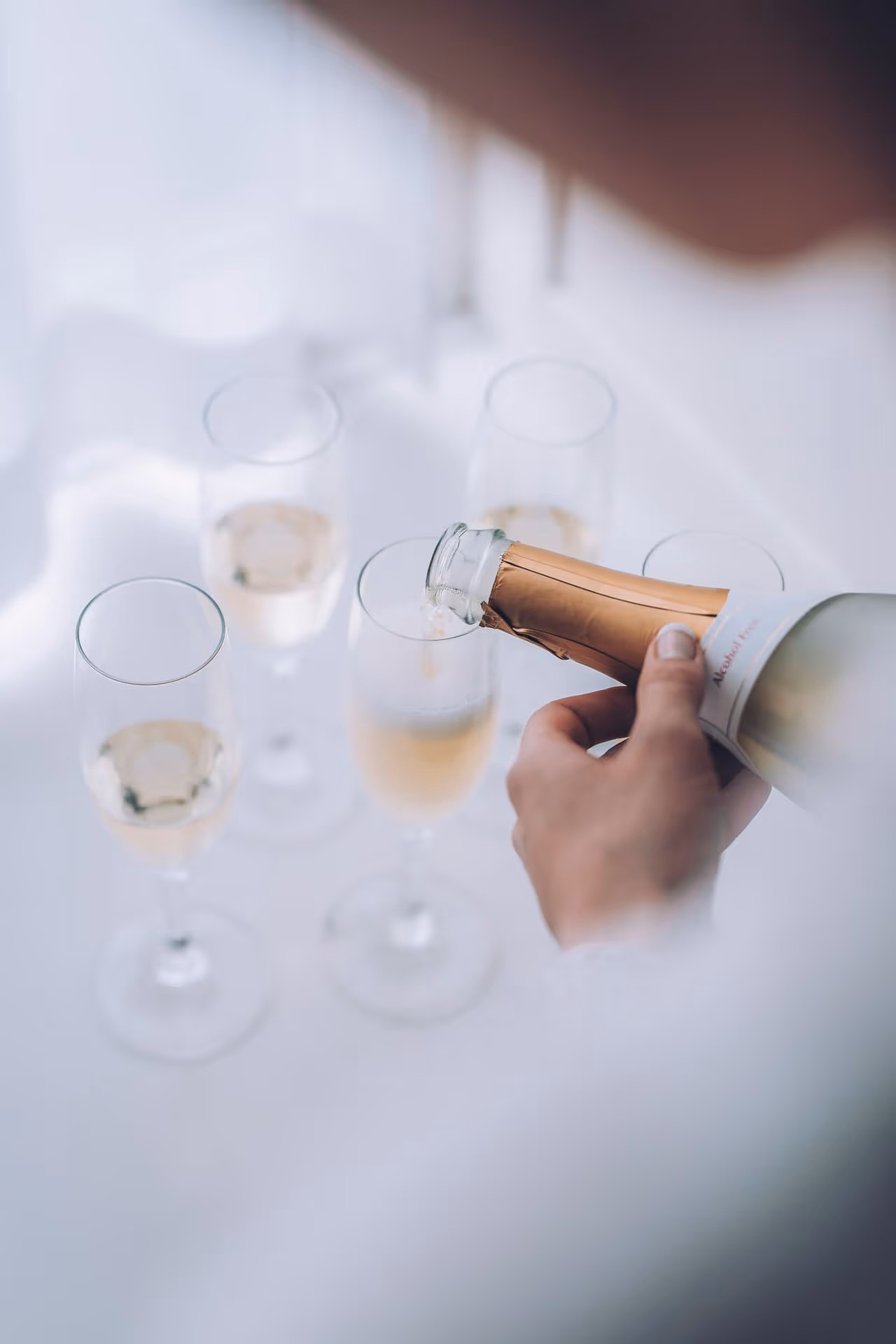 Ile alkoholu na wesele? Kalkulator 2025