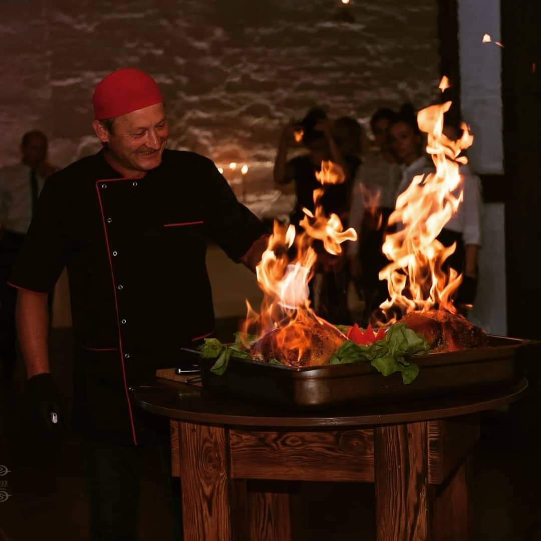 Pokaz kulinarny — danie flambirowane