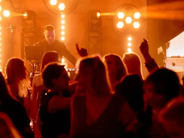 DJ na weselu i zabawa gości – Wrzosowy Tartak