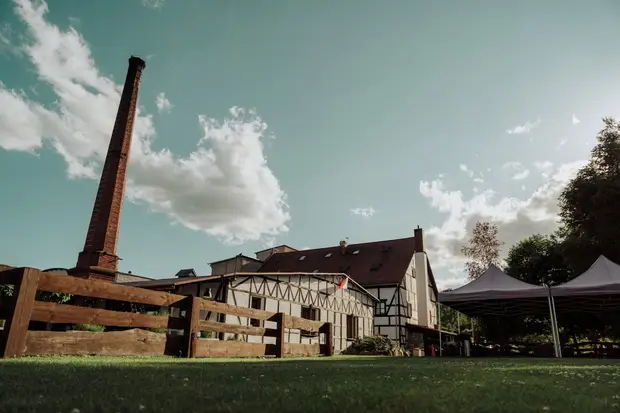 Obiekt weselny z ogrodem i kominem – Wrzosowy Tartak