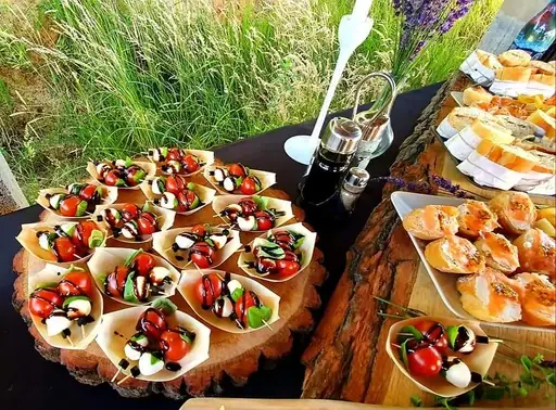 Przekąski caprese na stole wiejskim