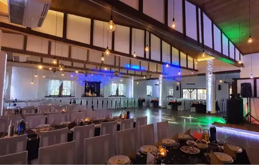 Sala Balowa wieczorem – kolorowe oświetlenie