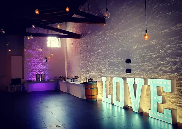 Sala Kominkowa z napisem LOVE – Wrzosowy Tartak