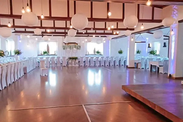 Sala weselna z lampionami – Wrzosowy Tartak