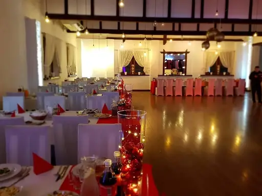 Sala weselna z czerwonymi dekoracjami